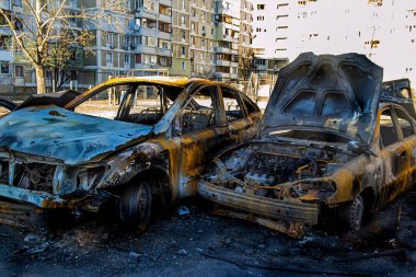 Kyiv, Ukrayna - 21 Mart 2022: Kiev 'in bombalanması sonucu yanan arabalar. Rus ordusunun Ukrayna 'ya karşı saldırısı. Kyiv yerleşim bölgesine füze saldırısı. Sivillerin bombalanması.