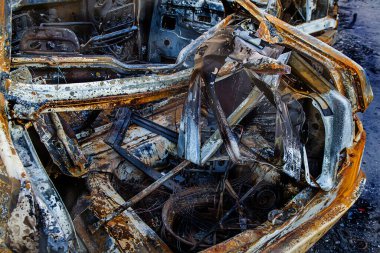 Kyiv, Ukrayna - 21 Mart 2022: Kiev 'in bombalanması sonucu yanan arabalar. Rus ordusunun Ukrayna 'ya karşı saldırısı. Kyiv yerleşim bölgesine füze saldırısı. Sivillerin bombalanması.