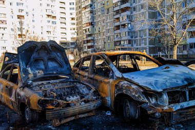Kyiv, Ukrayna - 21 Mart 2022: Kiev 'in bombalanması sonucu yanan arabalar. Rus ordusunun Ukrayna 'ya karşı saldırısı. Kyiv yerleşim bölgesine füze saldırısı. Sivillerin bombalanması.