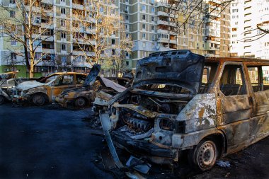 Kyiv, Ukrayna - 21 Mart 2022: Kiev 'in bombalanması sonucu yanan arabalar. Rus ordusunun Ukrayna 'ya karşı saldırısı. Kyiv yerleşim bölgesine füze saldırısı. Sivillerin bombalanması.