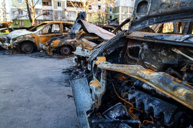 Kyiv, Ukrayna - 21 Mart 2022: Kiev 'in bombalanması sonucu yanan arabalar. Rus ordusunun Ukrayna 'ya karşı saldırısı. Kyiv yerleşim bölgesine füze saldırısı. Sivillerin bombalanması.