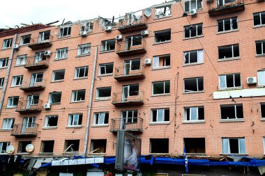 Kırık, kabuklu camlar. Füzeler tarafından vurulduktan sonra binalar