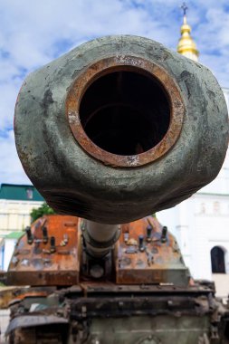 Kyiv 'in ana meydanında imha edilmiş Rus tankı.