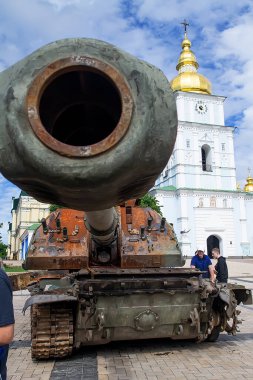 Kyiv, Ukrayna - 31 Mayıs 2022. Ukrayna 'da savaş. Kyiv 'deki Aziz Michael Meydanı' nda Rus Silahlı Kuvvetleri 'nin imha edilmiş askeri teçhizat sergisi.