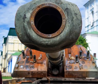 Kyiv 'in ana meydanında imha edilmiş Rus tankı.