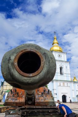 Kyiv, Ukrayna - 31 Mayıs 2022. Ukrayna 'da savaş. Kyiv 'deki Aziz Michael Meydanı' nda Rus Silahlı Kuvvetleri 'nin imha edilmiş askeri teçhizat sergisi.