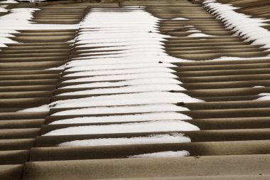 el tahtası bir çatıda kar