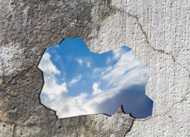 Beton bir duvarı ardında gökyüzü