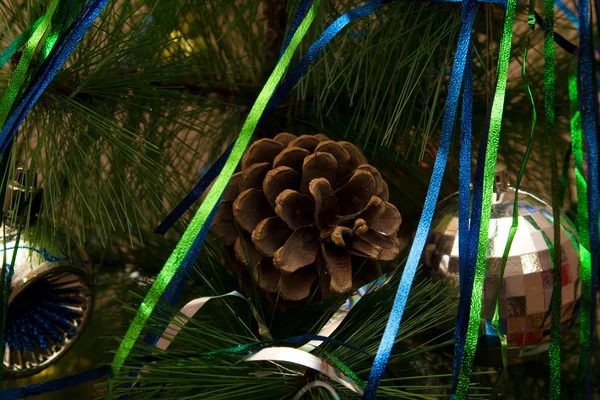 O cone em uma árvore de pele de Ano Novo — Fotografia de Stock