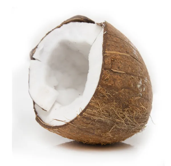 Le coco divisé sur fond blanc — Photo