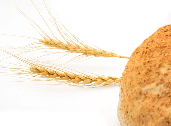 Weizen und Brot auf weißem Hintergrund — Stockfoto