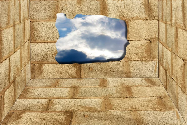 Buraco céu azul no fundo da parede de tijolo envelhecido — Fotografia de Stock