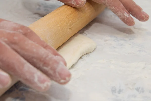 Mąka w charakterze z ciasta i wałkiem — Zdjęcie stockowe
