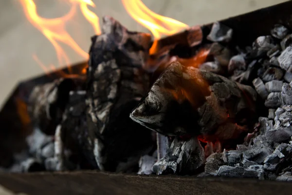 Feuer, Kohle auf dem Grill — Stockfoto