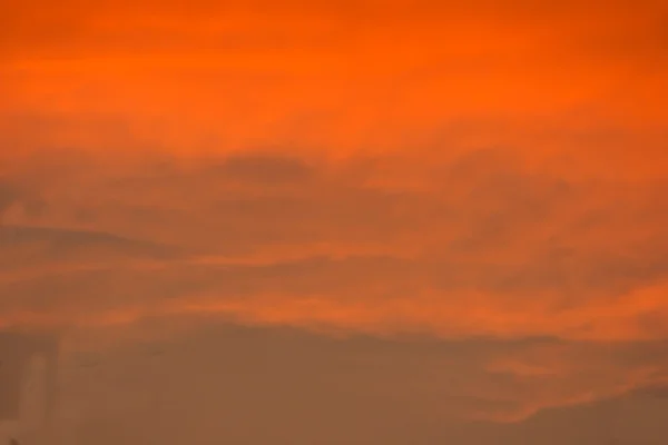 Kleurrijke wolken op een daling na een regen — Stockfoto