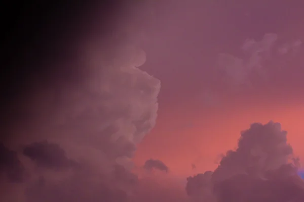 Красочные облака на закате после дождя — стоковое фото