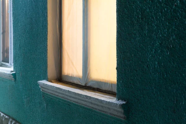 Fotografia nocturna. janelas na casa — Fotografia de Stock