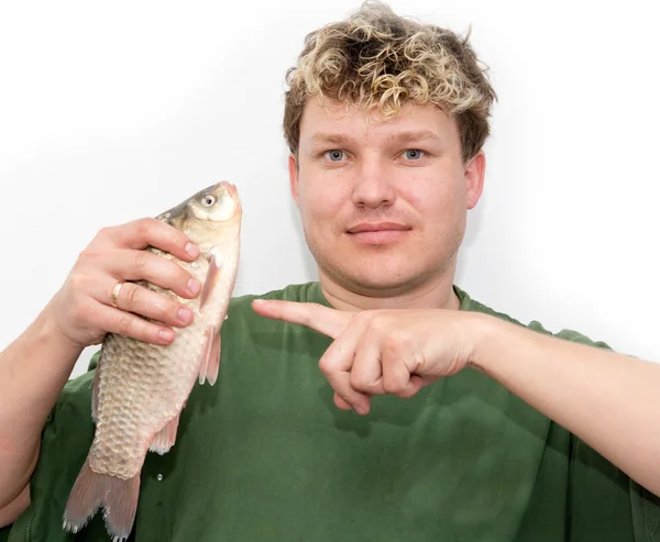 Beyaz zemin üzerinde bir balık olan bir adam — Stok fotoğraf
