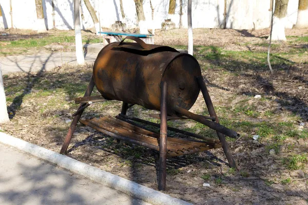 Ржавая бочка на природе — стоковое фото