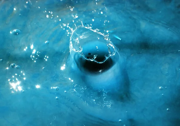 Splash blå vatten över abstrakt bakgrund. natur — Stockfoto