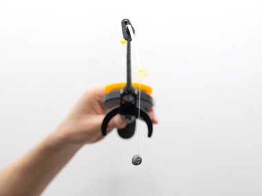 beyaz zemin üzerinde bir el olta takımı