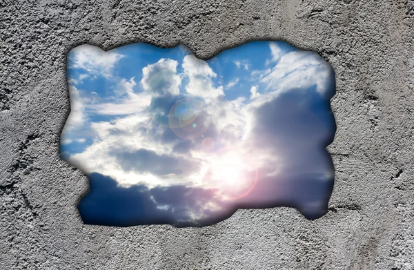 Himlen bakom en betongvägg — Stockfoto