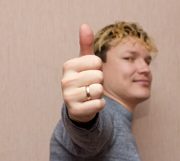 Retrato de um homem levantar um dedo — Fotografia de Stock