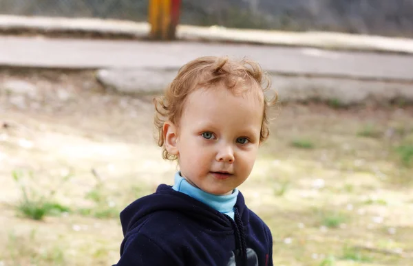 公園で巻き髪の少年 — ストック写真