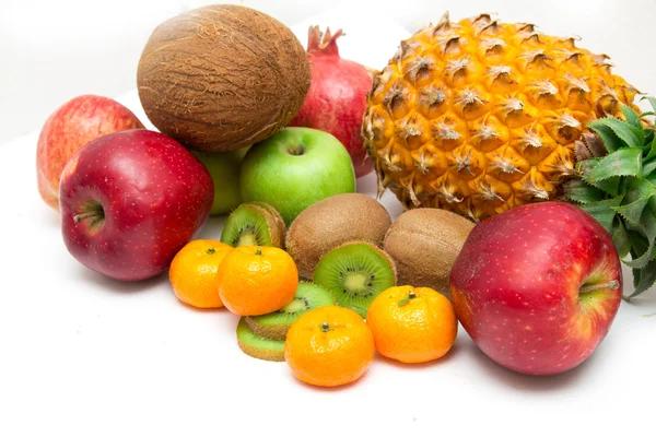 Овочі та фрукти на білому тлі — стокове фото