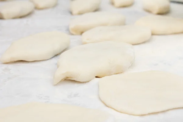 Koken van het deeg in de keuken — Stockfoto