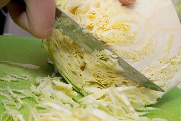 Cutting cabbage — Stock Photo, Image