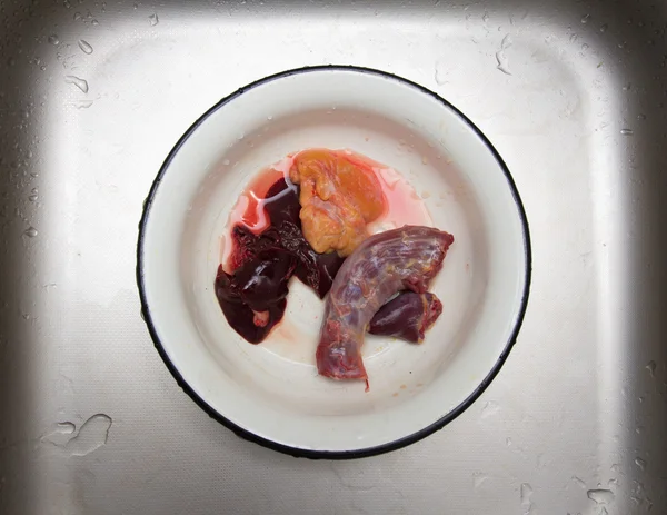 Carne em um prato em um contexto metálico com gotas de água — Fotografia de Stock