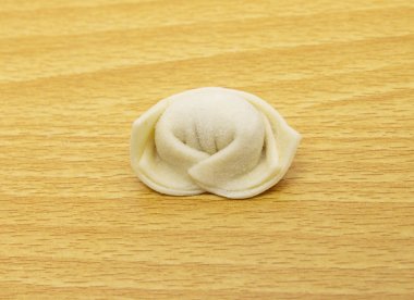 bir kesme tahtası üzerinde ev yapımı et köfte