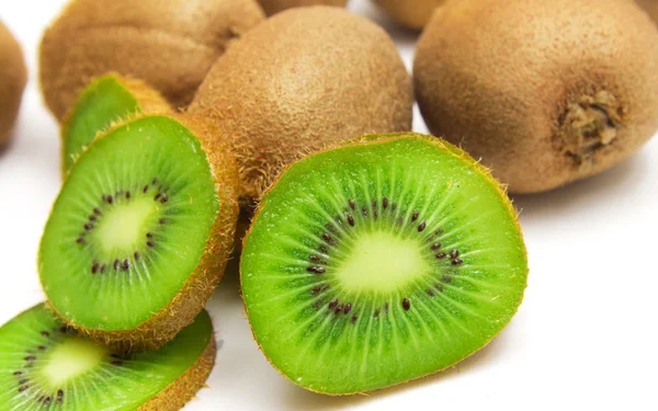 Gesneden en hele kiwi geïsoleerd op witte achtergrond — Stockfoto