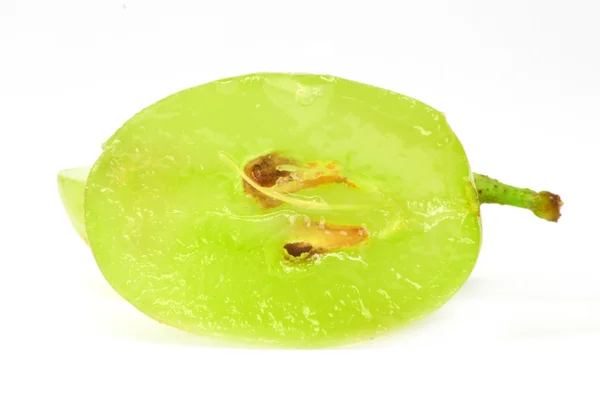 Tranche translucide de raisin vert, macro isolée sur blanc — Photo