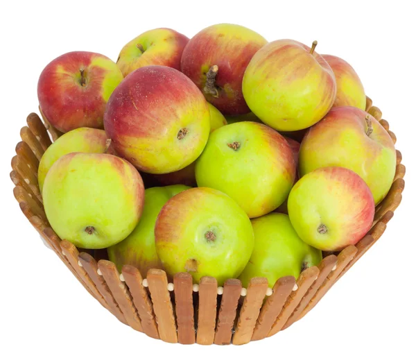 흰색 바탕에 바구니에 잘 익은 사과 — 스톡 사진