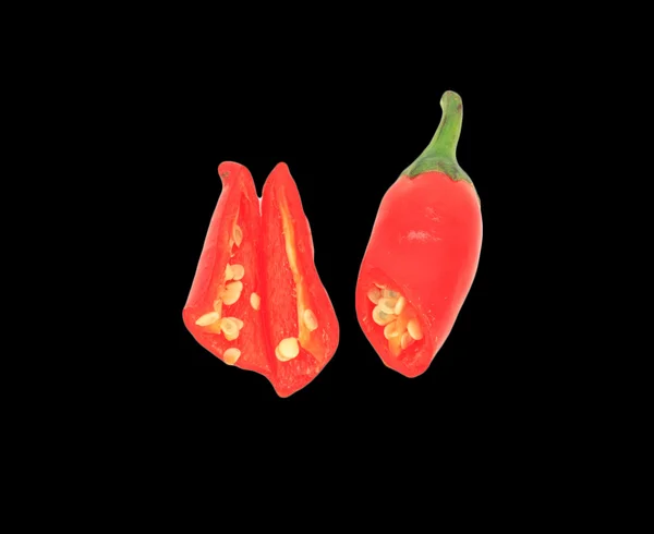 Röd chile skivad med frön framför — Stockfoto