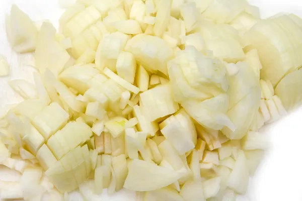 Beyaz zemin üzerine doğranmış soğan — Stok fotoğraf