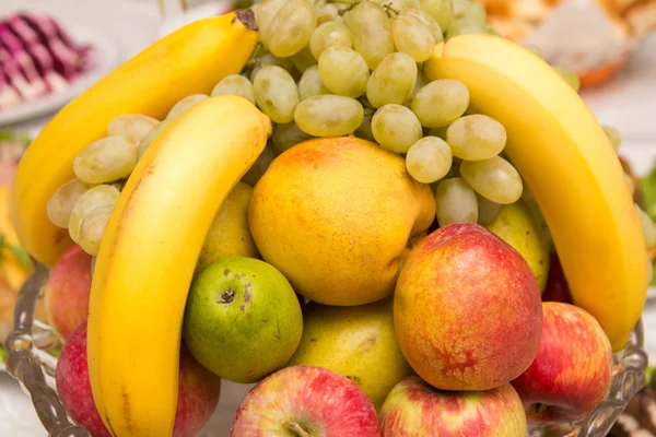 Legumes e frutas na mesa — Fotografia de Stock