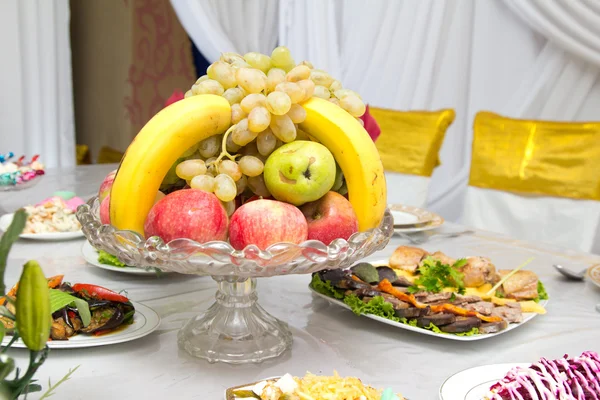 Légumes et fruits sur la table — Photo