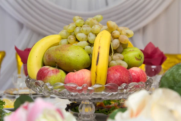 Grönsaker och frukt på bordet — Stockfoto