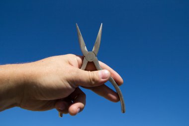 pense el adam arka plan mavi gökyüzünde