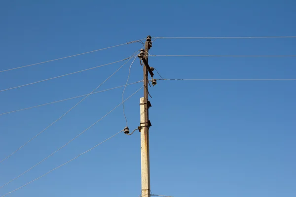 蓝天上的电线杆 — 图库照片