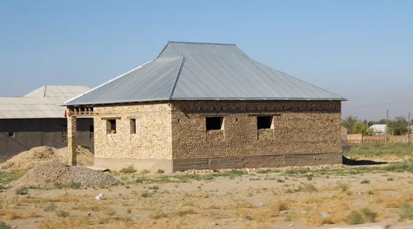 Maison en brique dans les steppes du Kazakhstan — Photo