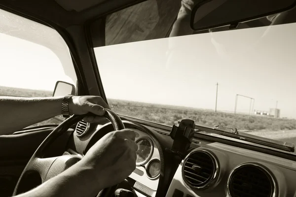 Rijbewijs handen op een stuurwiel van een retro auto tijdens het rijden — Stockfoto