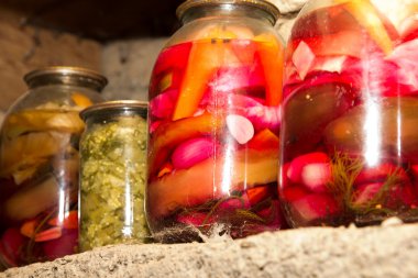 bir raf üzerinde konserve kavanoz