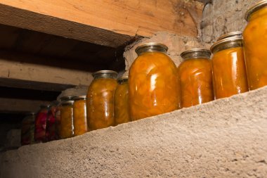 bir raf üzerinde konserve kavanoz