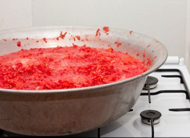 arka planda bir tencerede pişirilmiş domates