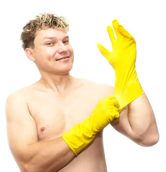 Hombre en guantes de goma amarillos sobre fondo blanco — Foto de Stock