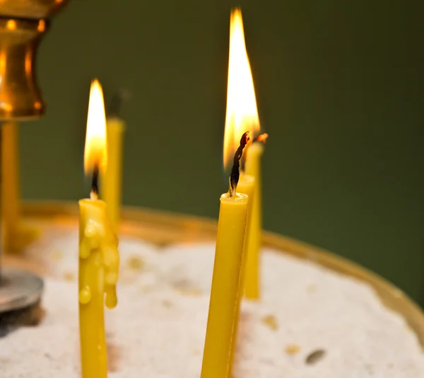 Brennende Kerzen in einer Kirche — Stockfoto